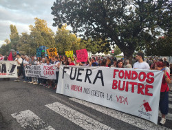 200 personas salen a la calle en Santander por la vivienda: "Vecina despierta, hay buitres en tu puerta"