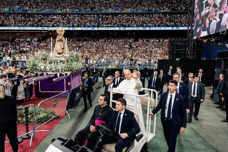 80.000 fieles arropan al Papa en el Bernab&eacute;u en un acto con la Iglesia diocesana: "Contigo, Le&oacute;n, un solo coraz&oacute;n"