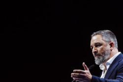 Abascal dice que S&aacute;nchez representa "todo lo malo en Europa" y es la mayor amenaza para su seguridad y prosperidad