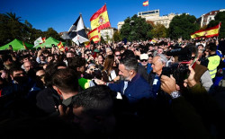  Abascal sugiere en Santander a S&aacute;nchez y Puente que "suspendan sus bailecitos y chistes sobre la Renfe"