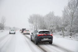 Aena activa su plan de actuaciones invernales en el aeropuerto de Madrid-Barajas por el temporal de nieve
