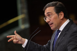 Albares no cree que una intervenci&oacute;n de EEUU en Ir&aacute;n lleve "estabilidad" y no propone nada luego que siga la matanza