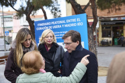 Almeida no tiene "ninguna intenci&oacute;n" de retirar el reconocimiento a Julio Iglesias y critica "hipocres&iacute;a" de izquierdas