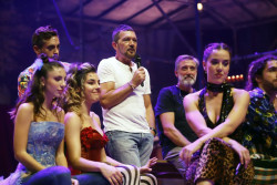 Antonio Banderas lanza `Godspell`, un musical de "paz y entendimiento": "Nuestra obligación es luchar en el escenario"
