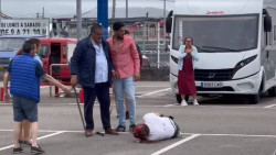 Apalean a un hombre a la vista de todos   con barras de hierro en Laredo