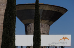 ArcelorMittal m&aacute;s que duplica su beneficio en 2025, con 2.790 millones de euros, y eleva un 9% el dividendo