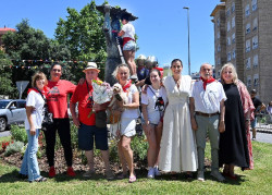 Arrancan las fiestas de San Ferm&iacute;n de Tetu&aacute;n con la colocaci&oacute;n del pa&ntilde;uelo a la estatua de la Sardinera