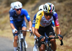AV. Egan Bernal gana la etapa en Mos, recortada por nuevas protestas propalestinas