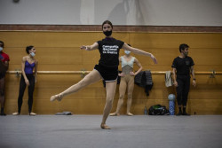 Bailarines de Ballet Nacional y CND denuncian 30 años de sueldo congelado: "Llevamos comida en la maleta por no gastar"
