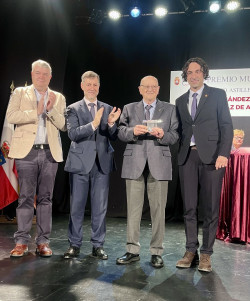 Benito Fernández Enterría recoge el Premio Muslera de Bolos ante numerosos deportistas y aficionados