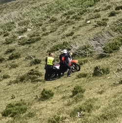 Bomberos ayudan a un motorista a regresar a una pista forestal de la que se sali&oacute; en Los Tejos