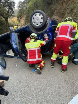  Bomberos desencarcelan a un hombre atrapado en su coche tras sufrir un accidente en Cillorigo de Li&eacute;bana