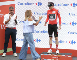Buruaga entrega a Vingegaard el premio al líder de La Vuelta tras la etapa disputada en Cantabria