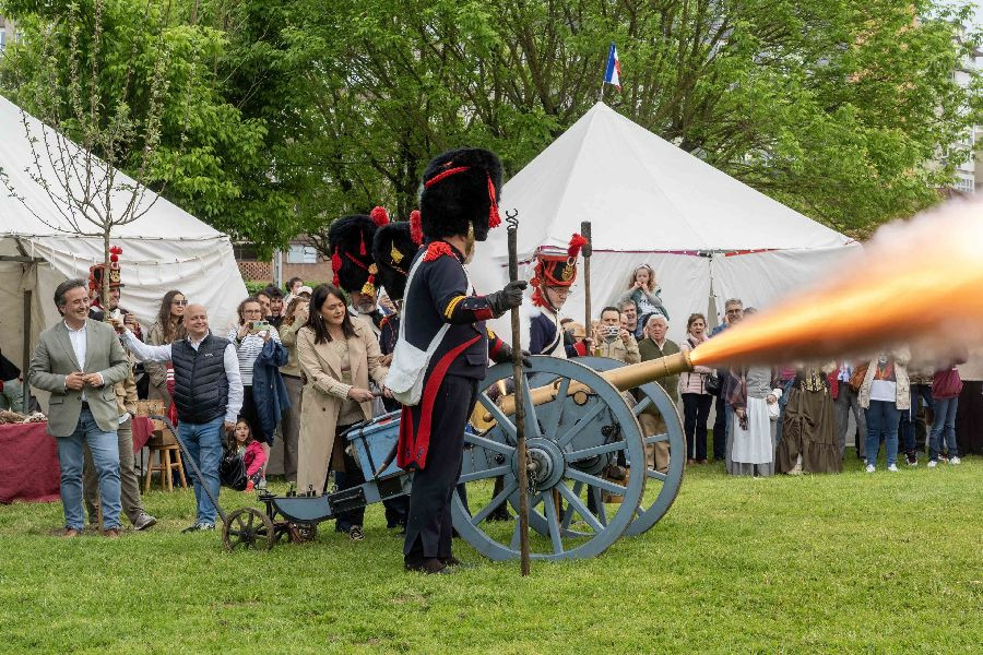 Camargo comienza la Fiesta Homenaje a Pedro Velarde con el cañonazo inaugural en el Campamento Napoleónico