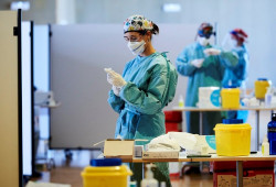 Cantabria defiende administrar la cuarta dosis de la vacuna del Covid sin esperar a la de la gripe