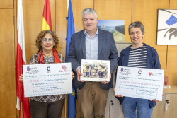 Cantabria dona 5.000 euros a la Cocina Econ&oacute;mica y C&aacute;ritas con la venta del libro `Tierra de Anjanas`