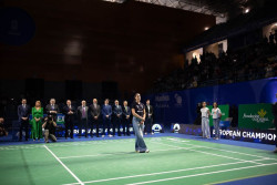 Carolina Mar&iacute;n se despide del b&aacute;dminton con un homenaje y Moreno la cataloga como "una leyenda" de Andaluc&iacute;a
