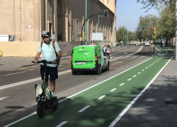 Casco para patinetes, 15 a&ntilde;os de edad m&iacute;nima y m&aacute;s protecci&oacute;n a ciclistas: nuevas normas de tr&aacute;fico desde hoy