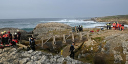 Cede una vieja pasarela de madera en la playa de El Bocal en Santander y causa cinco muertos y un desaparecido