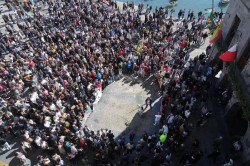 Centenares de personas se concentran en Castro contra el centro de menores