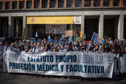 Cerca de 500 m&eacute;dicos exigen un Estatuto Marco propio frente al Ministerio de Sanidad al inicio de una semana de huelga