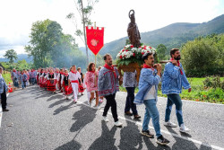 Cientos de personas realizan la tradicional subida a la ermita de La Pradera para honrar a San Cipriano