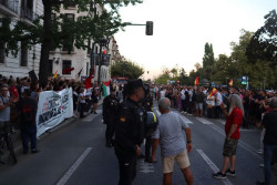 Cincuenta personas en la puerta de la Delegaci&oacute;n del Gobierno se dedicaban a insultar a los manifestantes pro Ceuta