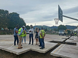 Comienzan las obras de la cubierta de la pista deportiva del colegio Pintor Escudero Espronceda de Tanos