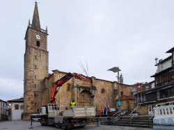 Comillas finaliza la plantaci&oacute;n de los casta&ntilde;os en la plaza del Corro Camp&iacute;os