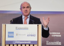 De Guindos constata ya un `shock` de oferta por la guerra en Oriente Medio, que lastrar&aacute; el crecimiento