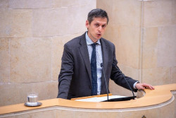  Debate.- El PSOE rechaza los "anuncios reciclados" de Buruaga y pide "m&aacute;s oportunidades" en vez de "titulares"