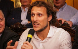 Diego Forlán: "Cuando te toca estar en un equipo tan grande como el Real Madrid, todo se vuelve muy crítico"