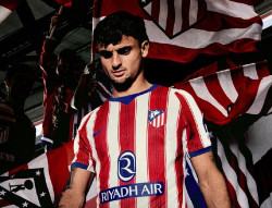 El Atl&eacute;tico presenta su nueva camiseta con el tridente de Neptuno representado en las rayas rojiblancas