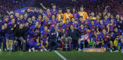 El Bar&ccedil;a campe&oacute;n se da un ba&ntilde;o de masas en Barcelona en la r&uacute;a de Liga y Supercopa
