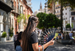 El calor pondr&aacute; en aviso ma&ntilde;ana a casi toda Espa&ntilde;a, con 10 CCAA en nivel naranja, y m&aacute;s de 40&ordm;C en nordeste y sur