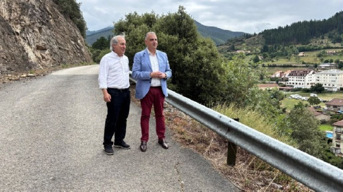 El consejero Media y el alcalde Gómez anuncian que Fomento invertirá 250.000 euros en la mejora de la CA-185 a su paso por Potes