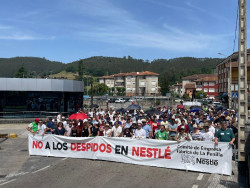 El cuarto d&iacute;a de paros horarios en la f&aacute;brica de Nestl&eacute; en La Penilla vuelve a ser secundado por toda la plantilla