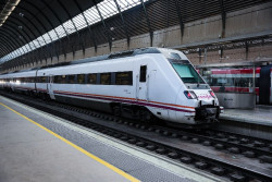 El desastre nacional Renfe suprime los trenes Avant en Andaluc&iacute;a y s&oacute;lo mantiene Media Distancia en Madrid-Ja&eacute;n y Granada-Almer&iacute;a y el ministro no para de decir tonterias
