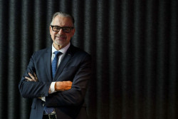 El director de la Agencia Espacial Europea rechaza las especulaciones sobre el cometa 3I/Atlas: "No son alienígenas"