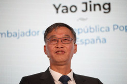 El embajador de China espera establecer sinergias en el sector de la automoci&oacute;n con empresarios de Cantabria