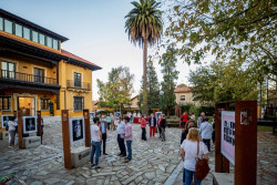 El exterior del Centro Nacional de Fotograf&iacute;a de Torrelavega acoge la exposici&oacute;n `Cicatrices` sobre c&aacute;ncer de mama