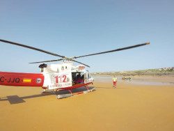  El helic&oacute;ptero rescata a un vecino de Santander con luxaci&oacute;n de hombro en El Puntal