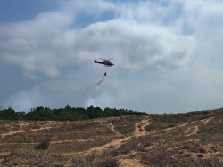  El helic&oacute;ptero y bomberos del Gobierno c&aacute;ntabro trabajan en el incendio de los pinares de Liencres