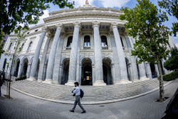 El Ibex 35 baja un 0,9% en la apertura y  pierde los 19.200 puntos, con el petr&oacute;leo al alza en 85,7 d&oacute;lares