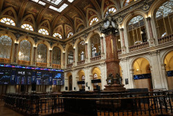 El Ibex 35 cae un 0,9% en la apertura, lastrado por Inditex (-3%) y con el crudo a m&aacute;s de 99 d&oacute;lares