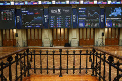 El Ibex 35 repunta un 0,7% en la media sesi&oacute;n y rebasa los 19.150 puntos, con el crudo en 105 d&oacute;lares