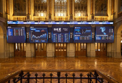 El Ibex 35 sube un 1% en la media sesión y alcanza los 13.800 enteros