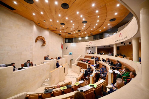 El Parlamento c&aacute;ntabro aprueba condenar la "corrupci&oacute;n" del Gobierno de S&aacute;nchez y demanda elecciones "inmediatas"