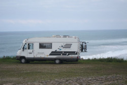El Parlamento insta a Turismo a establecer mecanismos para evitar la pernocta indiscriminada de autocaravanas