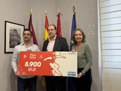 El patinador Javier Fernández entrega un cheque solidario a DOWN España